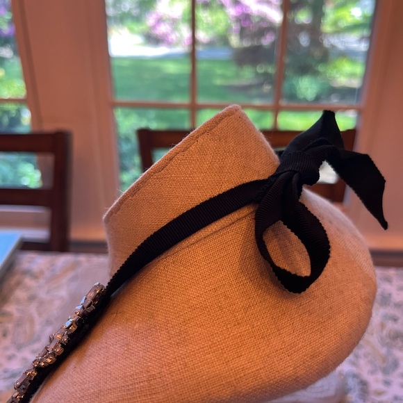 Beautiful crystal collar necklace that elevates any shirt or sweater. - Picture 3 of 3